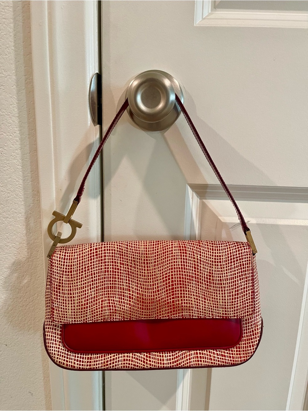 Salvatore Ferragamo Gancini Shoulder Bag Beige Red Leather - Picture 1 of 9